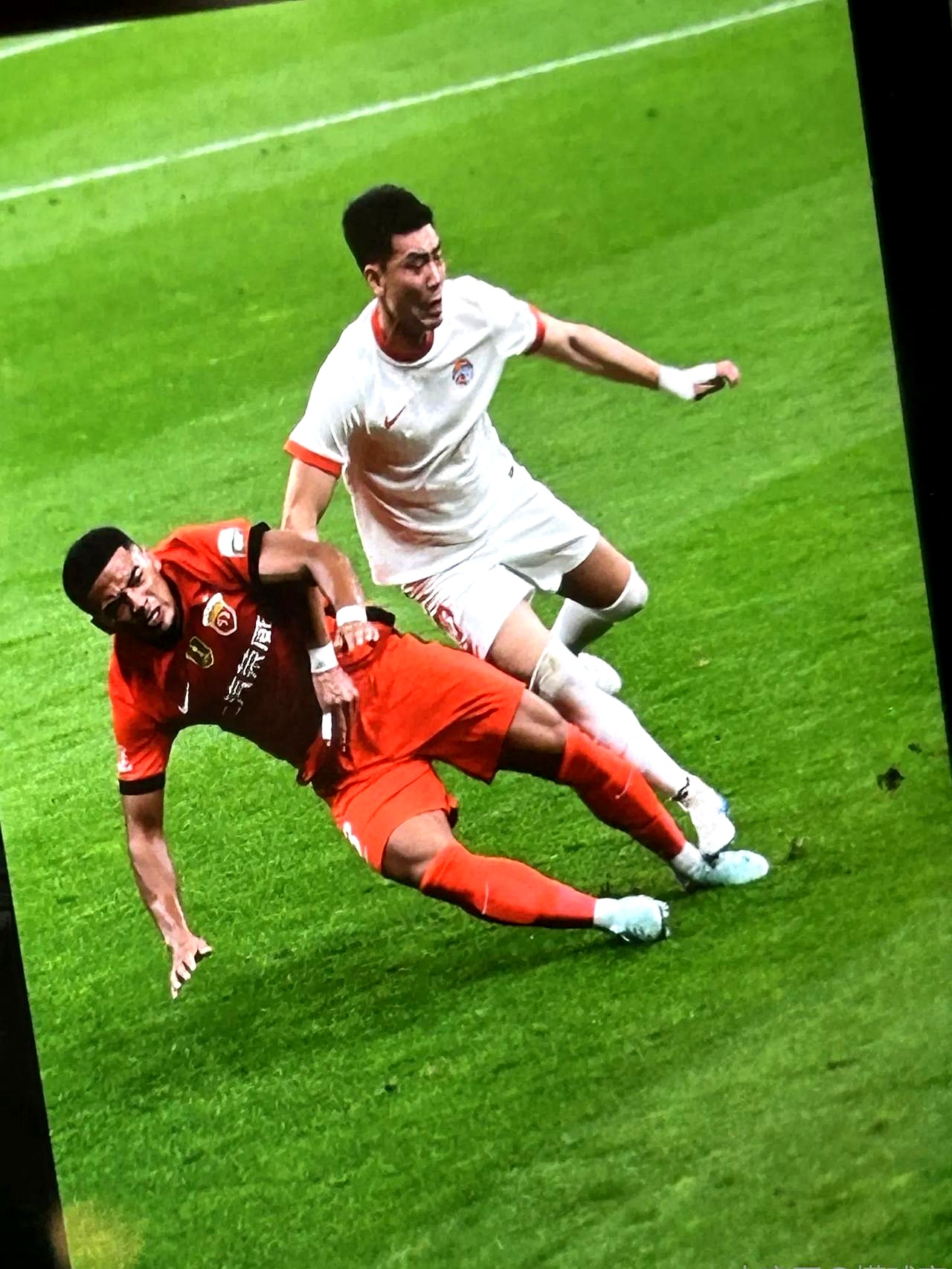 包含技术流与激情碰撞，足球决赛再创新高的词条